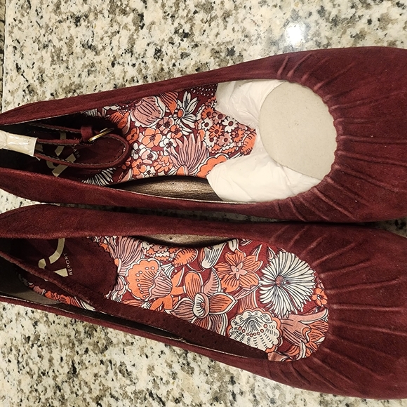 Ballet flat NWOT, burgandy/maroon in color. Size 9 - Picture 1 of 4